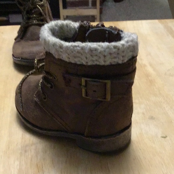GARANIMALS size 4 .. kids fashion boots. Brown - Picture 16 of 16